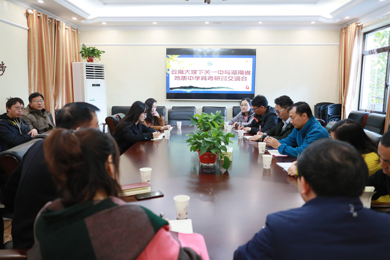 两校的老师们又分学科进行了单独交流,了解,学习对方教学,教师发展