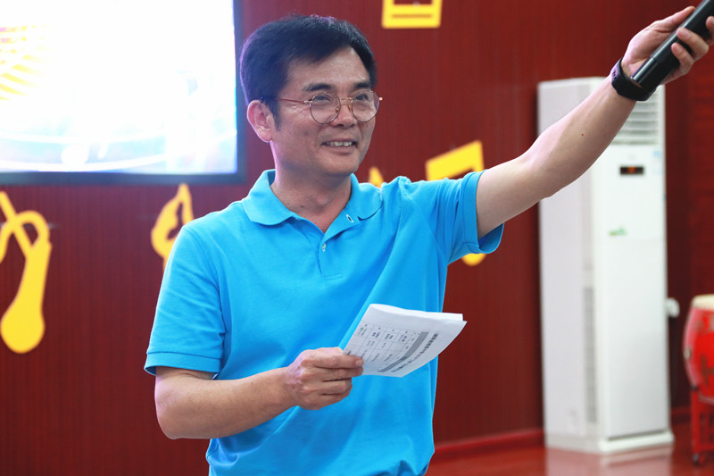 刘书记宣读比赛结果.jpg