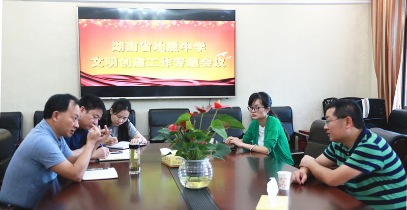 蔡书记会议室内交谈.jpg