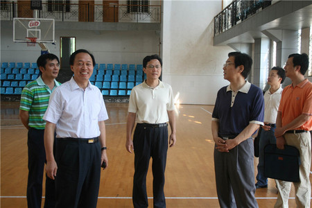 省直工委常务副书记王秋沙、省工商局局长李金东来校指导 省直工委常务副书记王秋沙、省工商局局长李金东来校指导