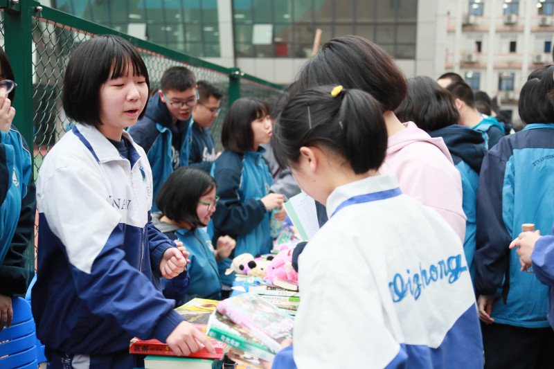 初三年级"学雷锋"义卖活动圆满结束 - 湖南省地质中学官方网站