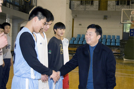 何寄华副市长来校慰问 何寄华副市长来校慰问