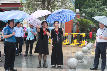 2018年6月1日上午，长沙市雨花区政府区长刘素月带领公安、交警、城管、环保、食药监督等相关职能部门来我校组织了高考协调会。