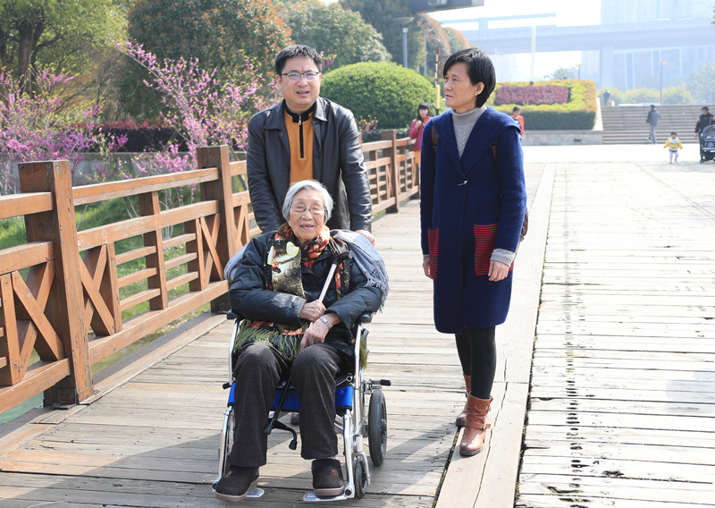 工会主席杨定彪温暖陪同.jpg