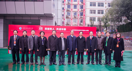 湖南省政协党组副书记许云昭同志出席我校六十周年学校庆典活动。 湖南省政协党组副书记许云昭同志出席我校六十周年学校庆典活动。