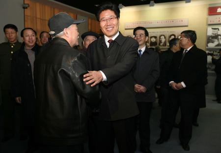 原省委书记张春贤、原省长周强慰问我校老教师 原省委书记张春贤、原省长周强慰问我校老教师